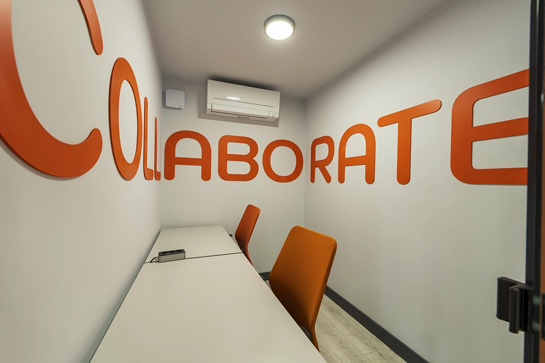 Fethiye Hipokampus'un coworking alanında yer alan toplantı odası, iş birliklerinizi güçlendirin!