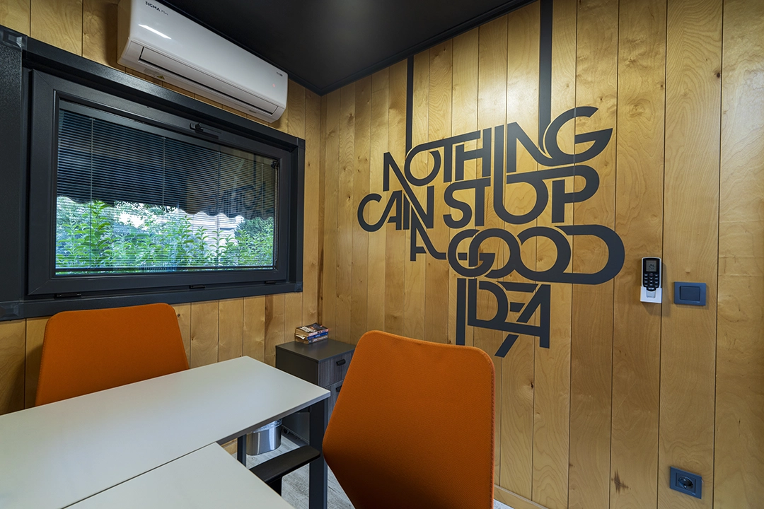 Fethiye Hipokampus coworking alanında bulunan mobil toplantı odası, hareketli iş yaşamına uyum sağlayın!