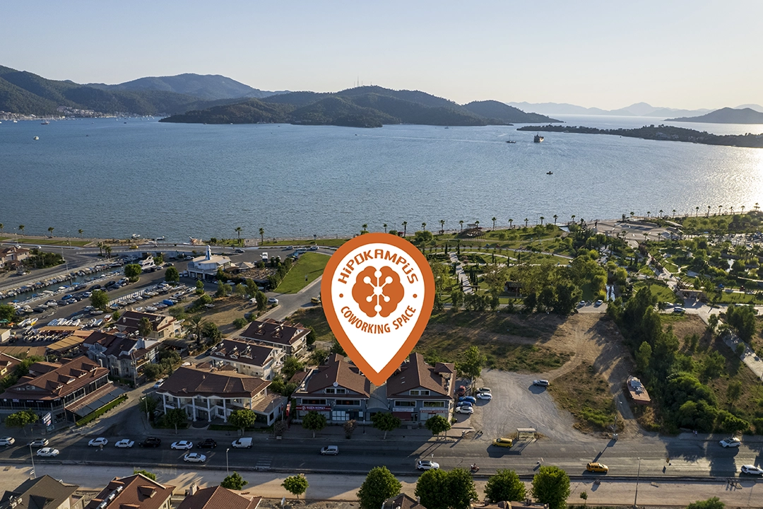 Fethi Bey Parkı ve adalar manzarasıyla Fethiye Hipokampus'un paylaşımlı ofisinde çalışın!