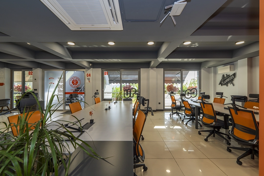 Fethiye Hipokampus'ta paylaşımlı ofis alanı, sabit masa seçeneği ile verimli çalışın!