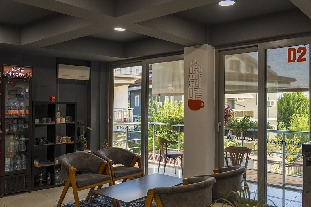 Fethiye Hipokampus, 2. kat kafe balkonunda deniz manzarasıyla sanal ofiste çalışmanın keyfini çıkarın!